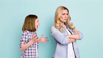 Tochter und Mutter streiten sich